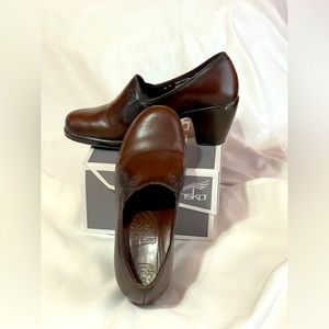 Gently worn Dansko Beth Dress Clog heels size 38 in Brown
